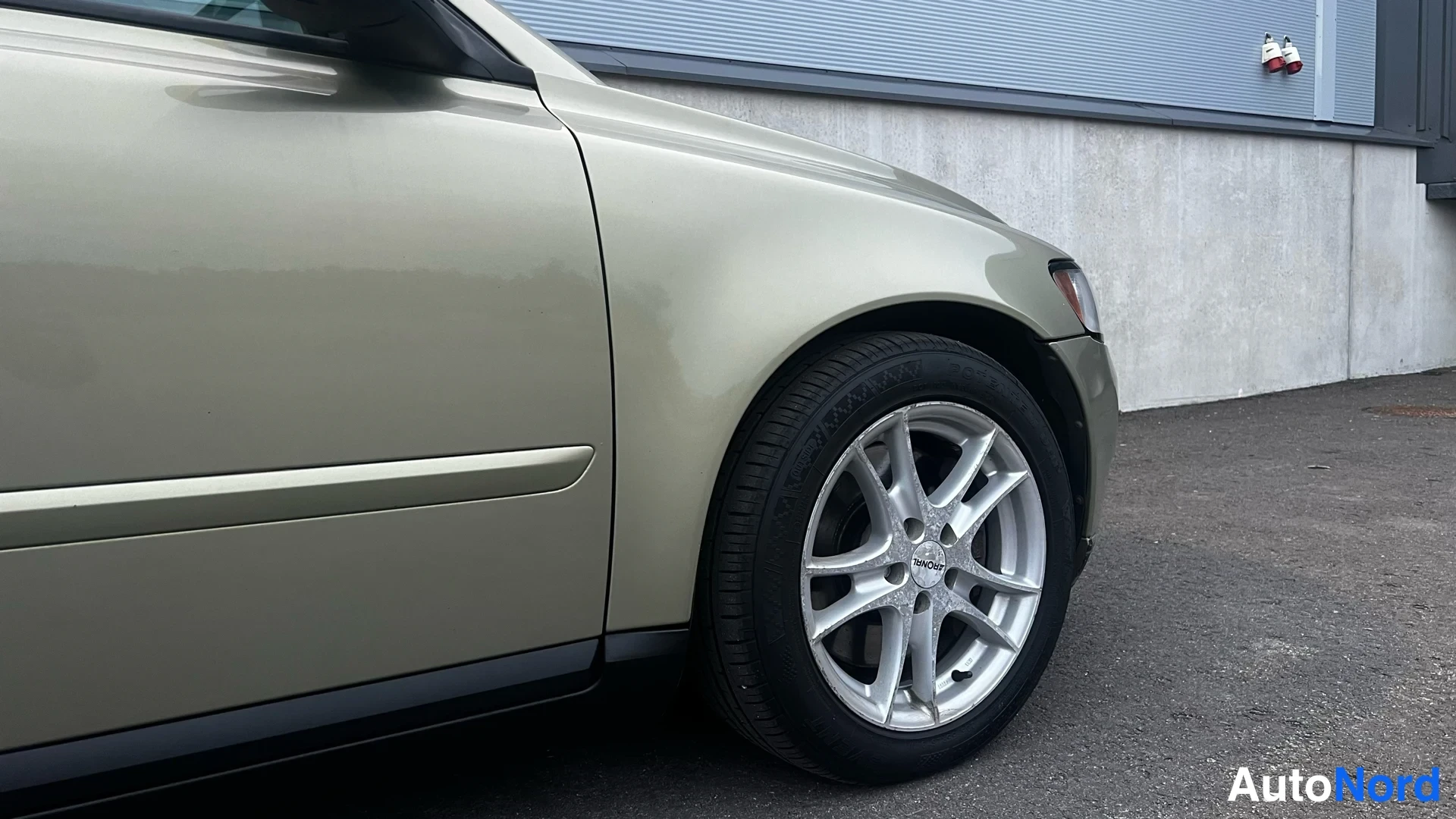 Vihreä Volvo V50 2010, etuviisto, keula oikealle, kuva 5