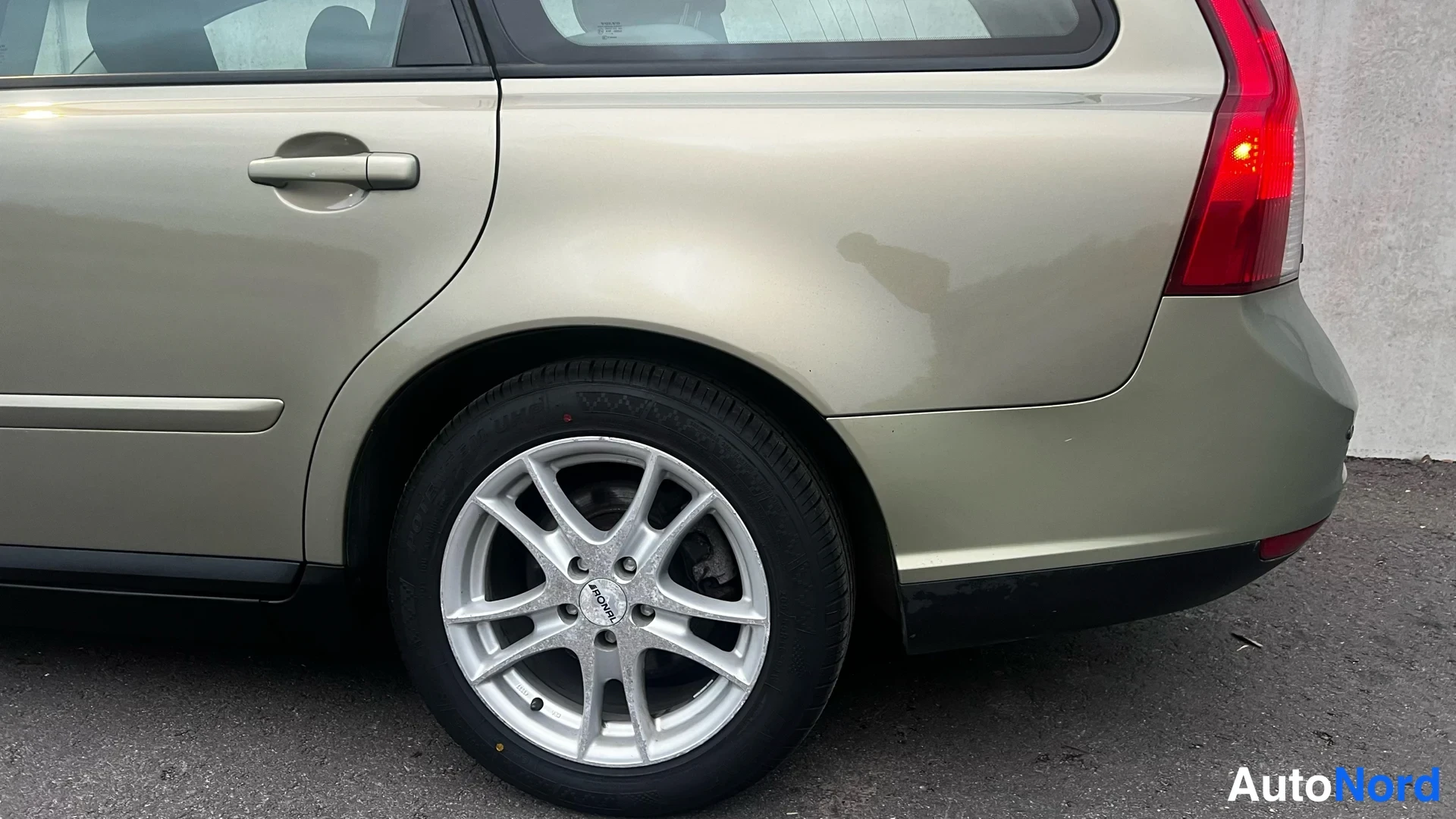 Vihreä Volvo V50 2010, sivulta, kuva 11