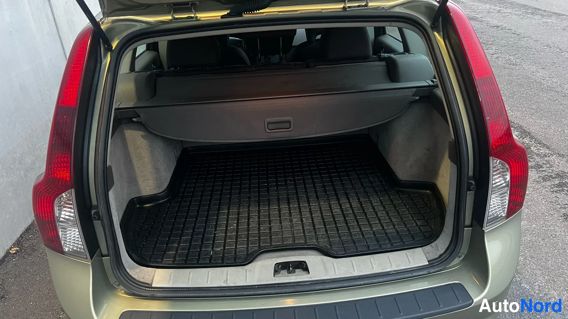 Vihreä Volvo V50 2010, tavaratila, kuva 23