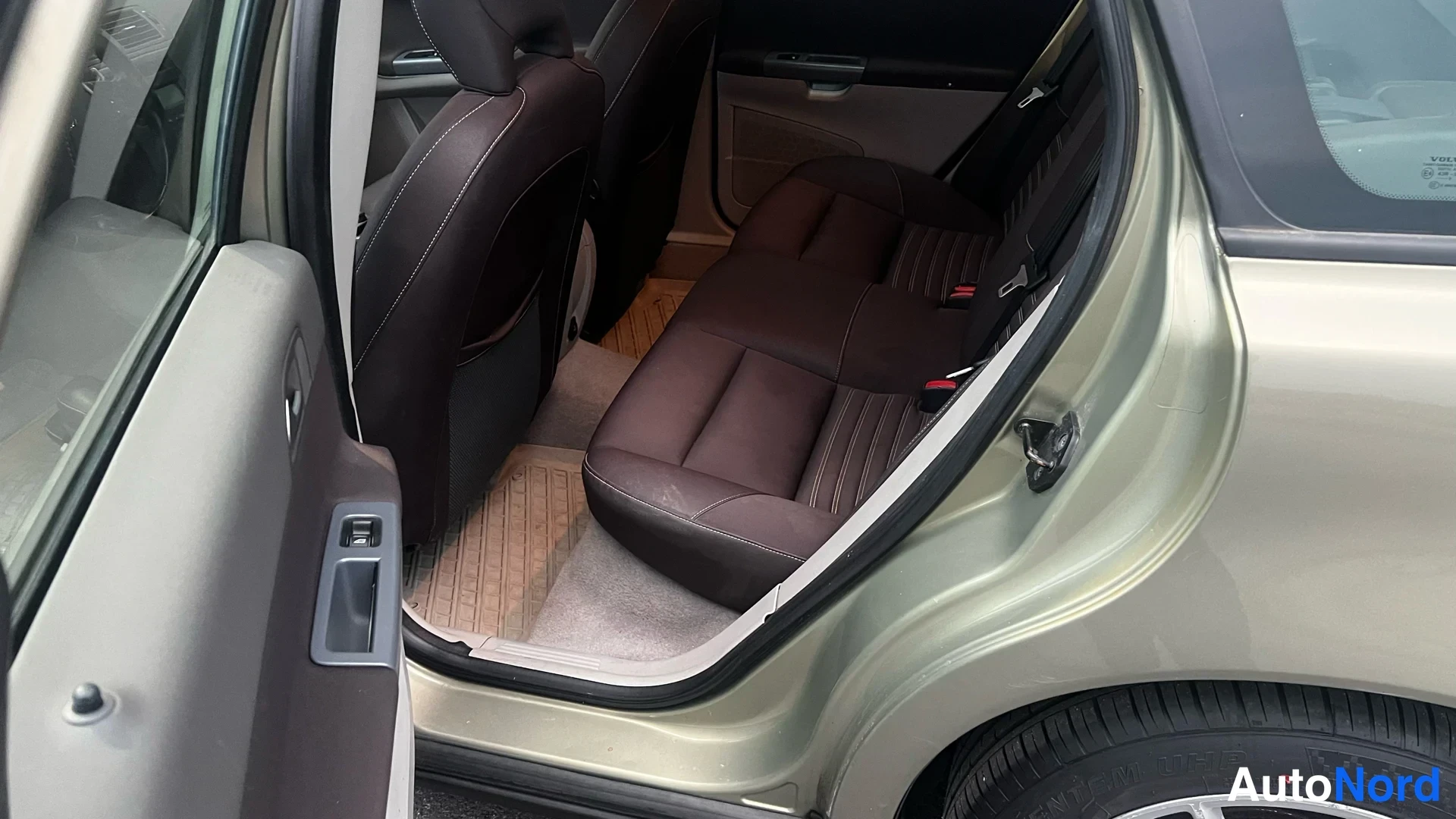 Vihreä Volvo V50 2010, takaistuimet, kuva 21