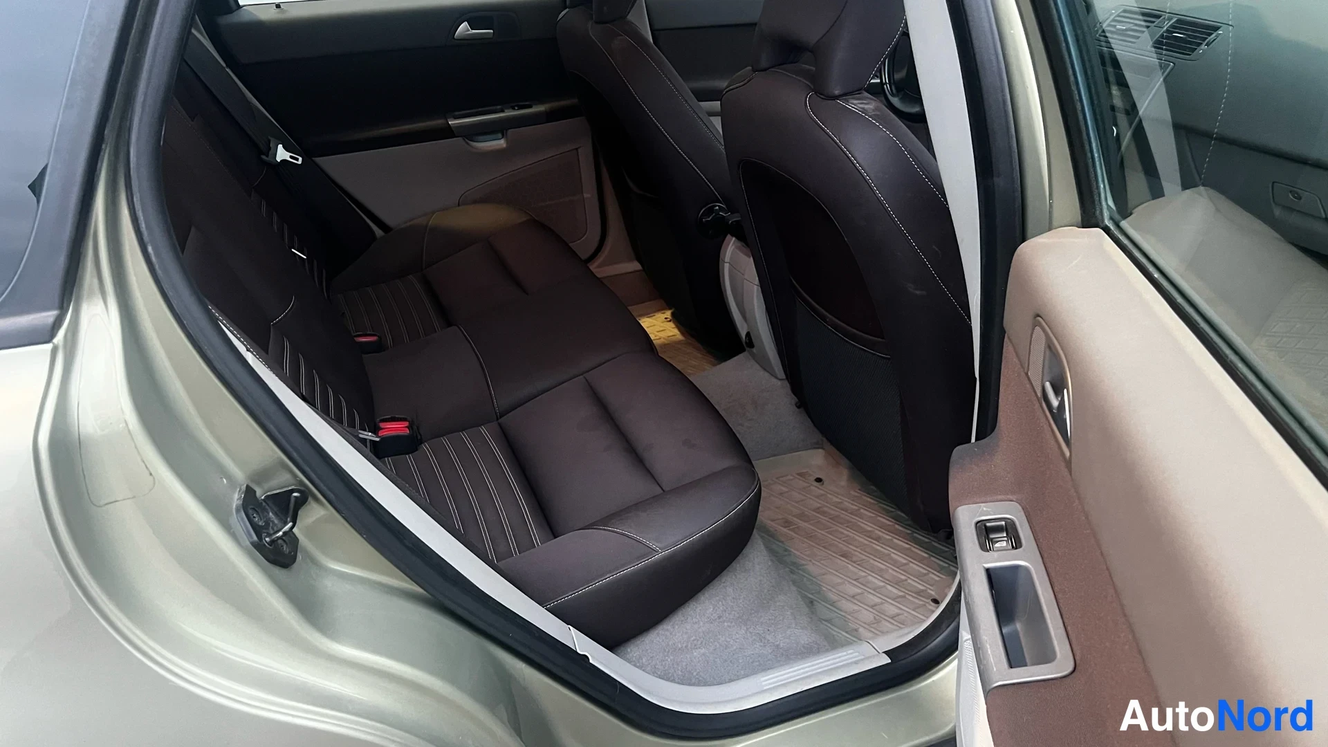 Vihreä Volvo V50 2010, takaistuimet, kuva 22