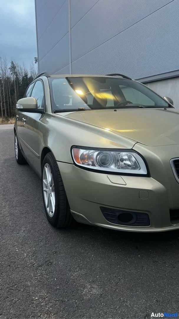 Vihreä Volvo V50 2010, etuviisto, keula oikealle, kuva 3