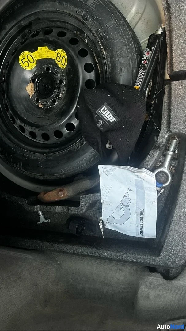 Vihreä Volvo V50 2010, tavaratila, kuva 24