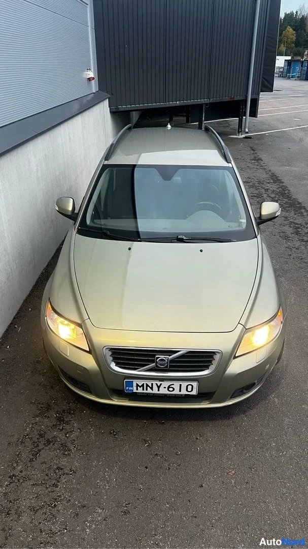 Vihreä Volvo V50 2010, edestä, kuva 8