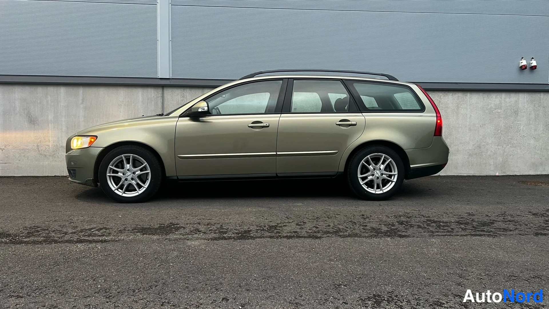Vihreä Volvo V50 2010, sivulta, kuva 10