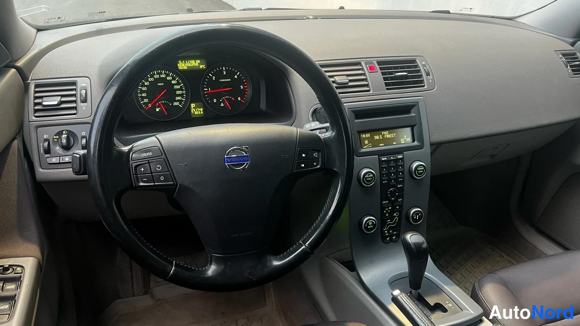 Vihreä Volvo V50 2010, ohjaamo, kuva 17