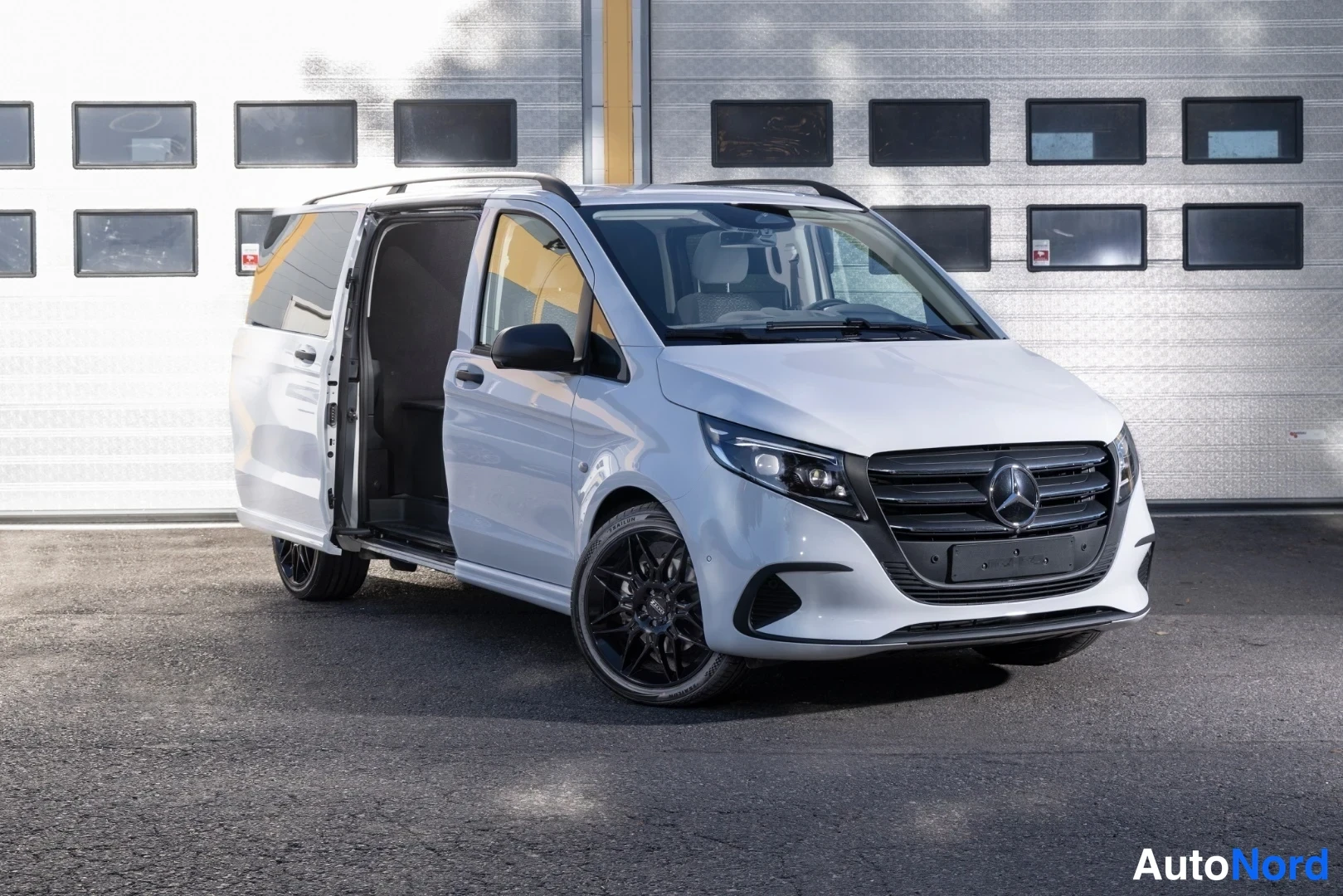Valkoinen Mercedes-Benz Vito 2026, etuviisto, keula oikealle, kuva 2