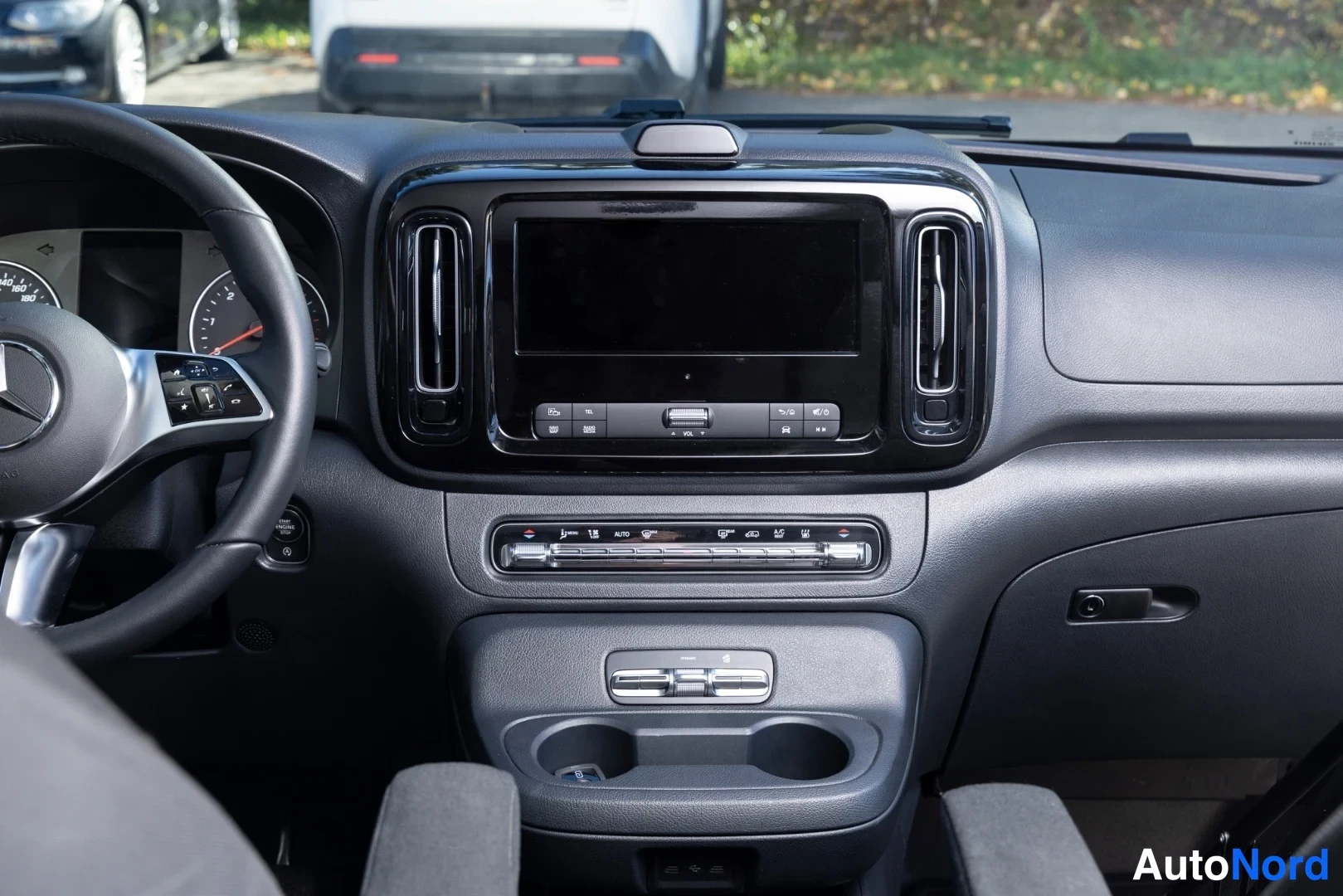 Valkoinen Mercedes-Benz Vito 2026, ohjaamo, kuva 7