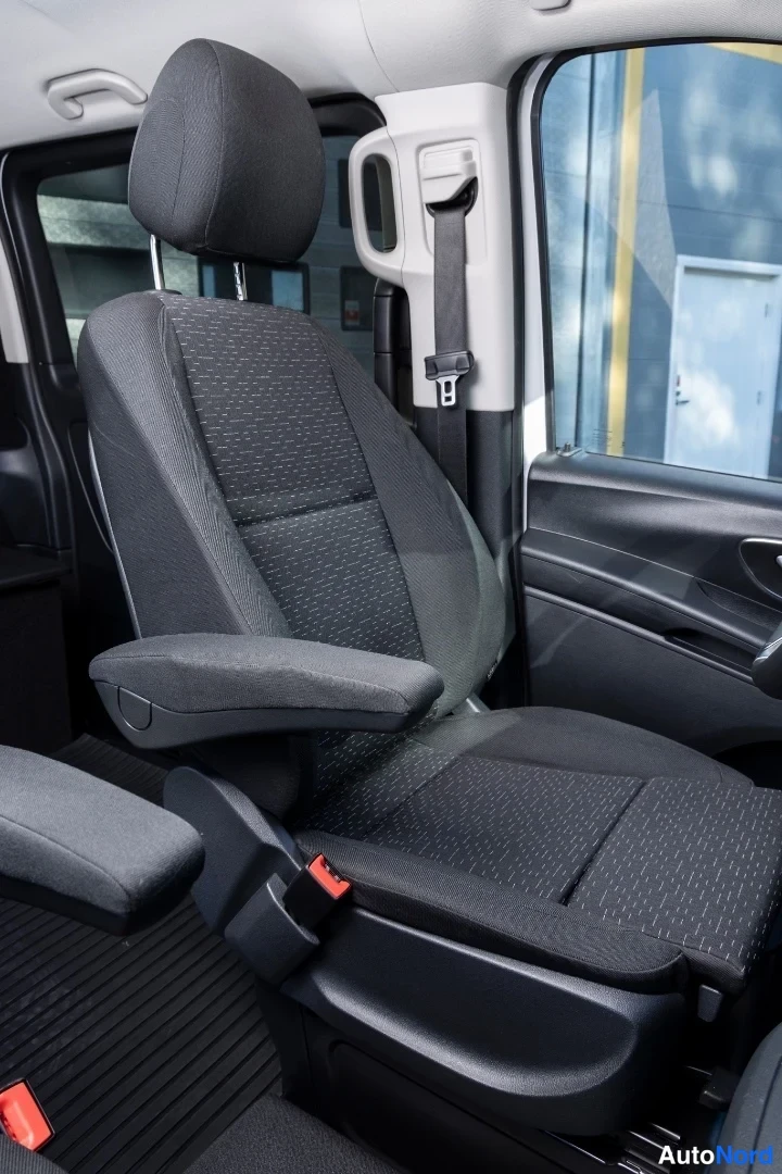 Valkoinen Mercedes-Benz Vito 2026, etuistuimet, kuva 9