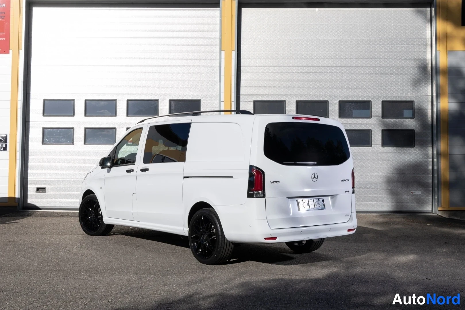 Valkoinen Mercedes-Benz Vito 2026, takaviisto, kuva 3