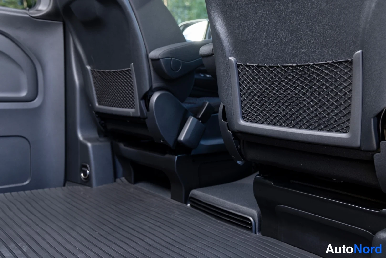 Valkoinen Mercedes-Benz Vito 2026, takaistuimet, kuva 12