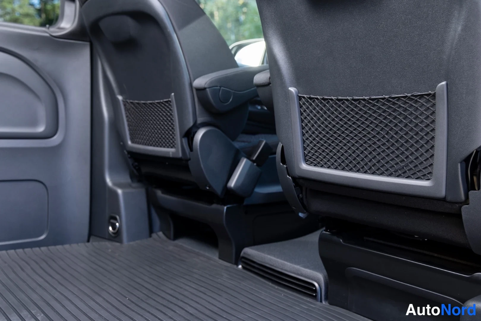 Valkoinen Mercedes-Benz Vito 2026, etuistuimet, kuva 10