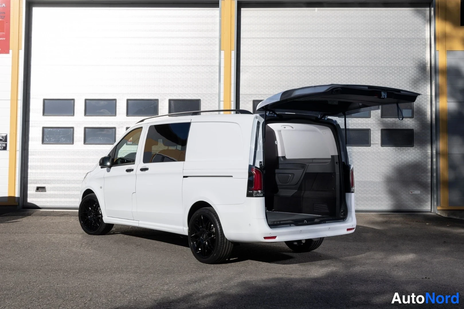 Valkoinen Mercedes-Benz Vito 2026, takaviisto, kuva 4