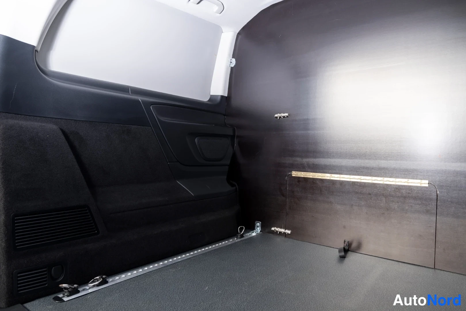 Valkoinen Mercedes-Benz Vito 2026, tavaratila, kuva 22
