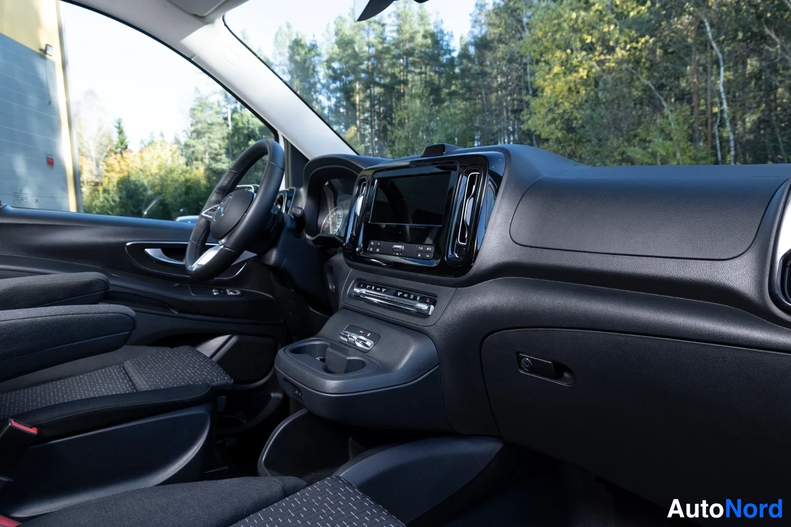 Valkoinen Mercedes-Benz Vito 2026, ohjaamo, kuva 5