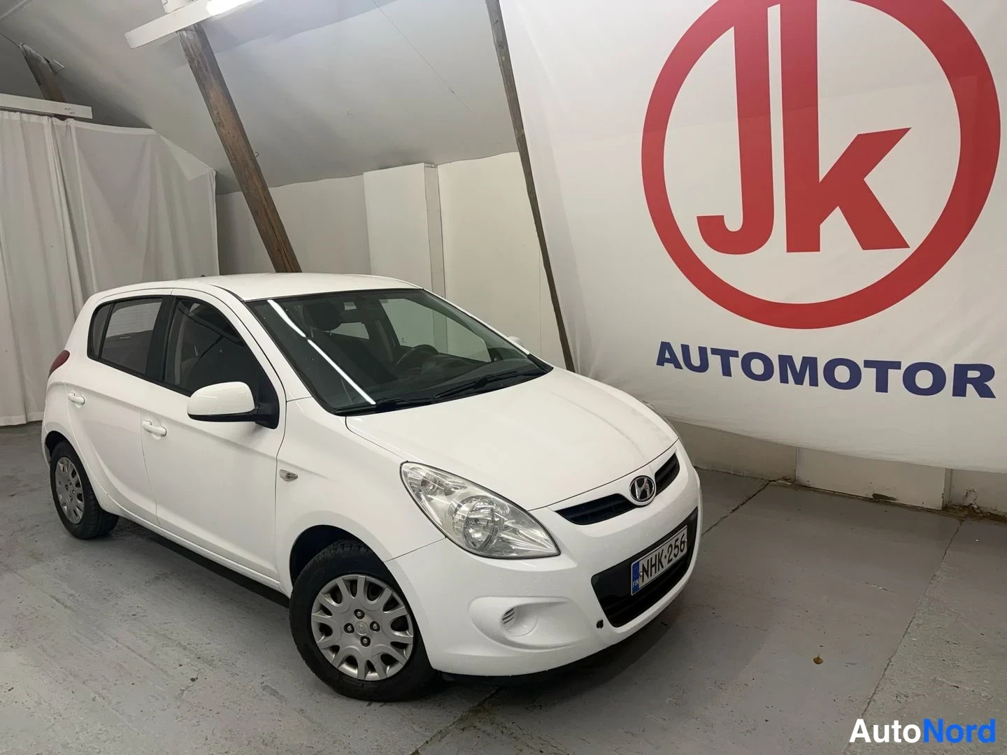 Vit Hyundai i20 2009, snett framifrån, fronten åt höger, bild 3