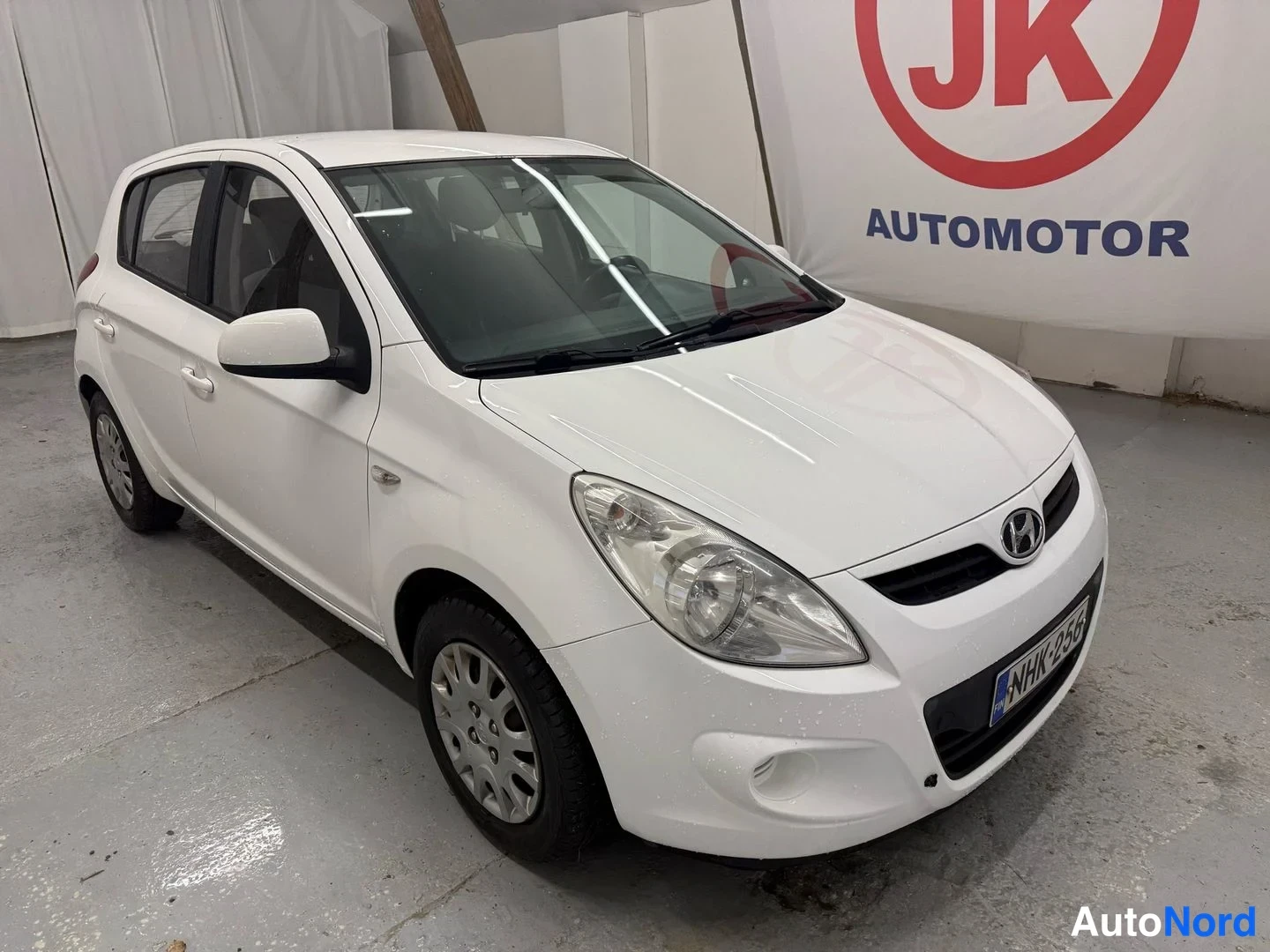 Vit Hyundai i20 2009, snett framifrån, fronten åt höger, bild 2