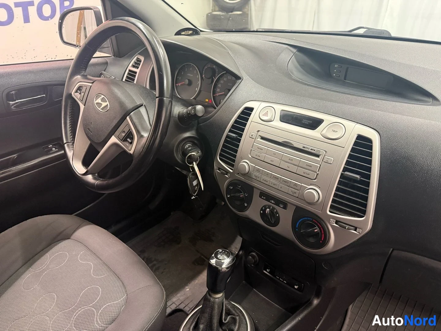 Vit Hyundai i20 2009, förarplats, bild 9