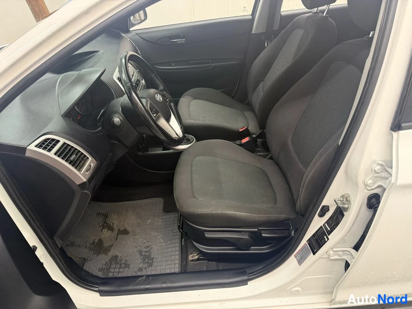 Vit Hyundai i20 2009, framsäten, bild 11