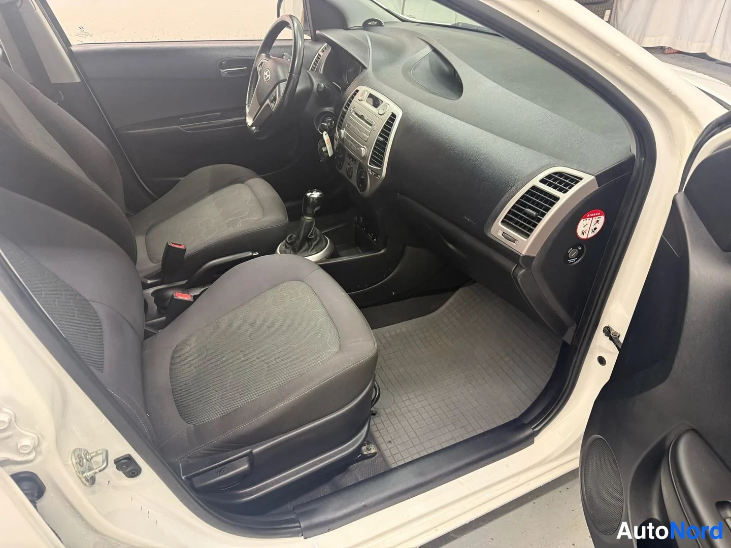 Vit Hyundai i20 2009, förarplats, bild 10