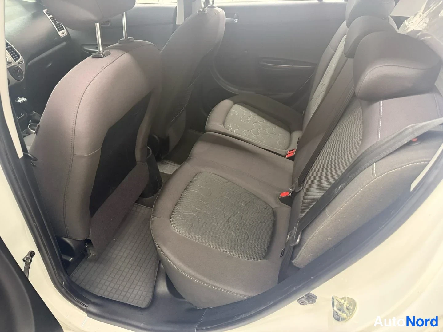 Vit Hyundai i20 2009, baksäten, bild 12