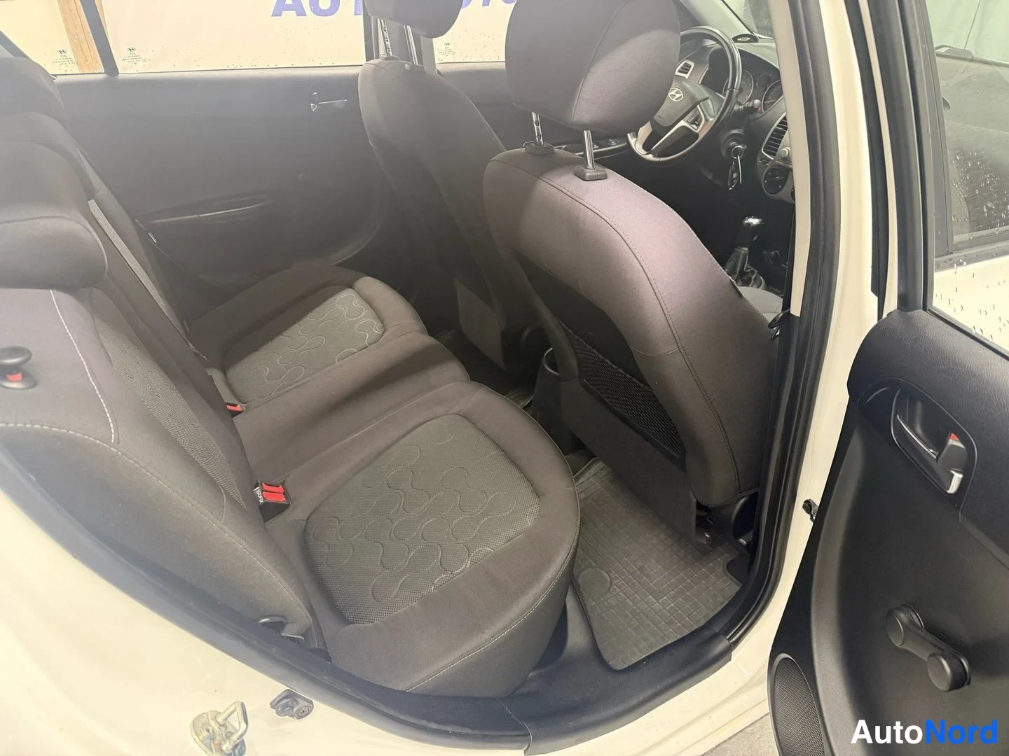 Vit Hyundai i20 2009, baksäten, bild 13