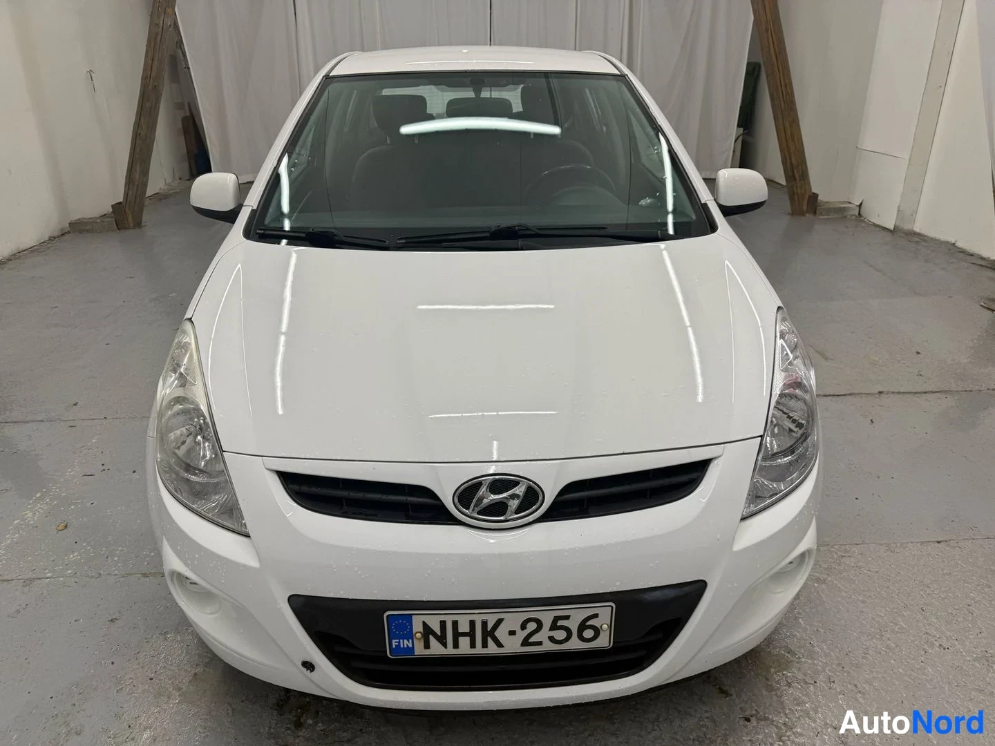 Vit Hyundai i20 2009, framifrån, bild 5