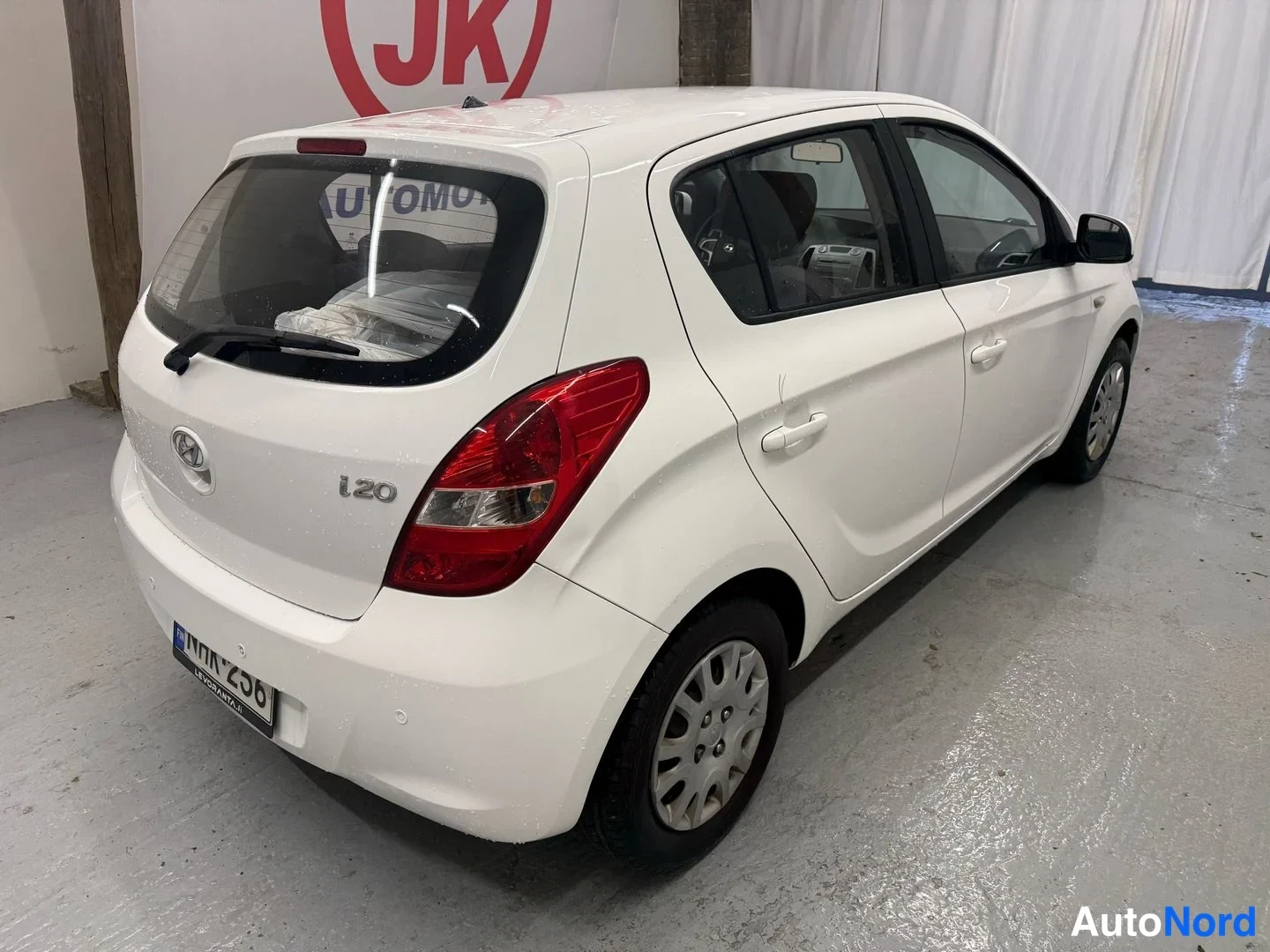 Vit Hyundai i20 2009, snett bakifrån, bild 7