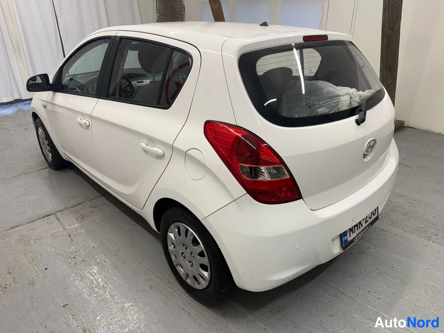 Vit Hyundai i20 2009, snett bakifrån, bild 6