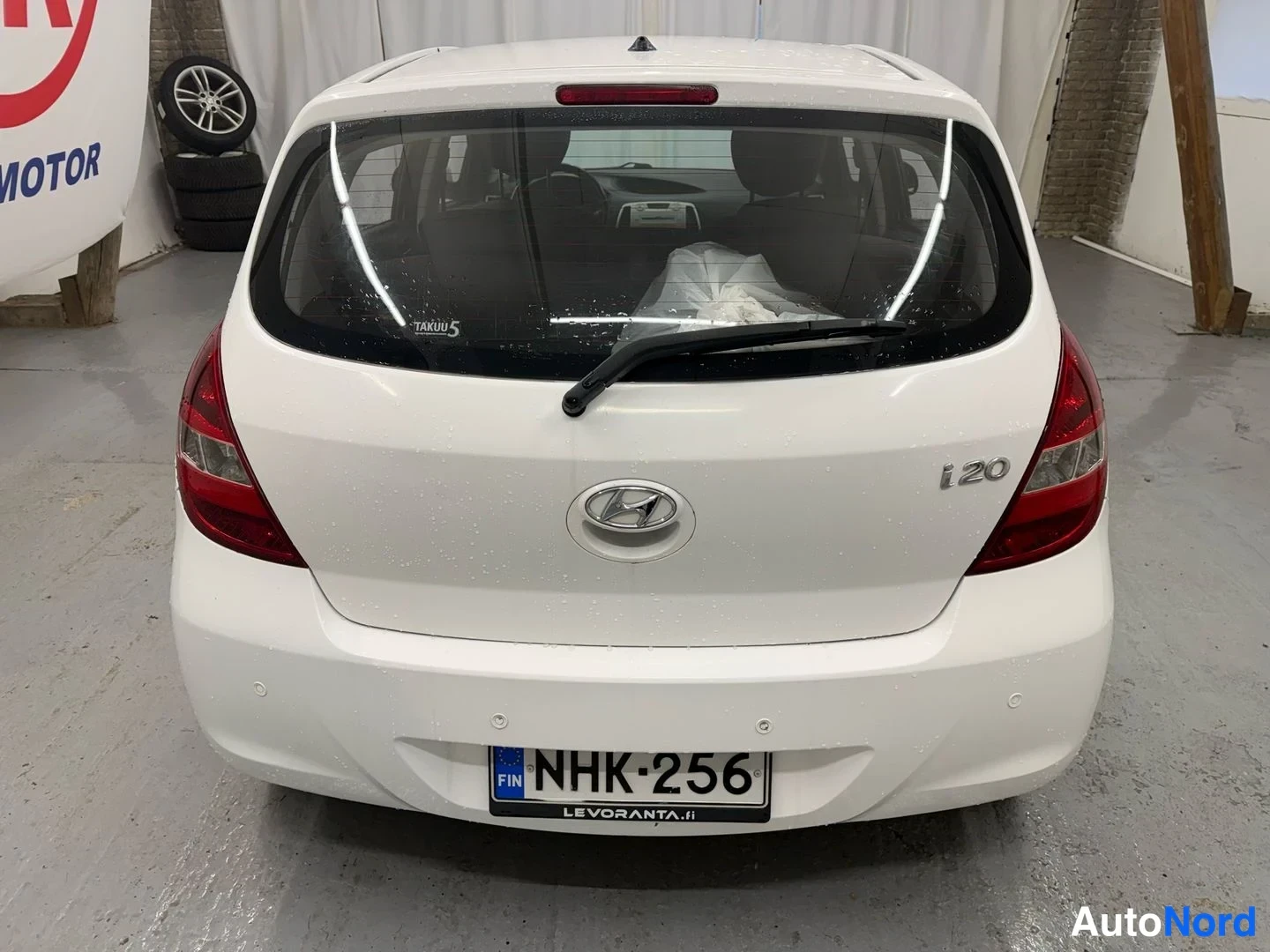 Vit Hyundai i20 2009, bakifrån, bild 8