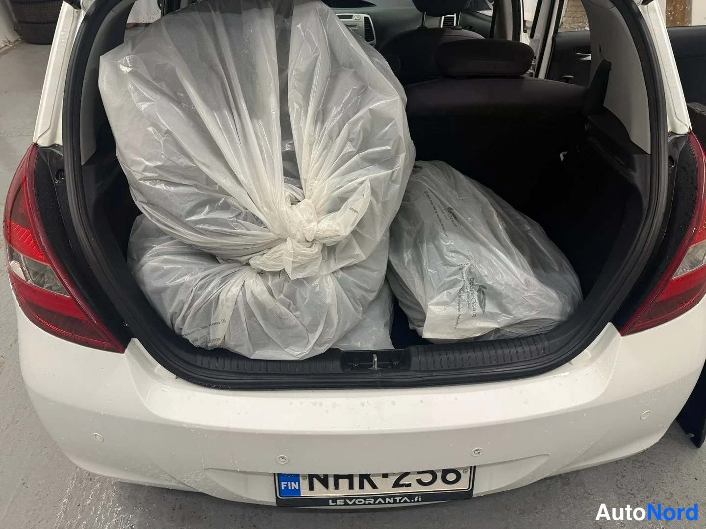 Vit Hyundai i20 2009, bagageutrymme, bild 14