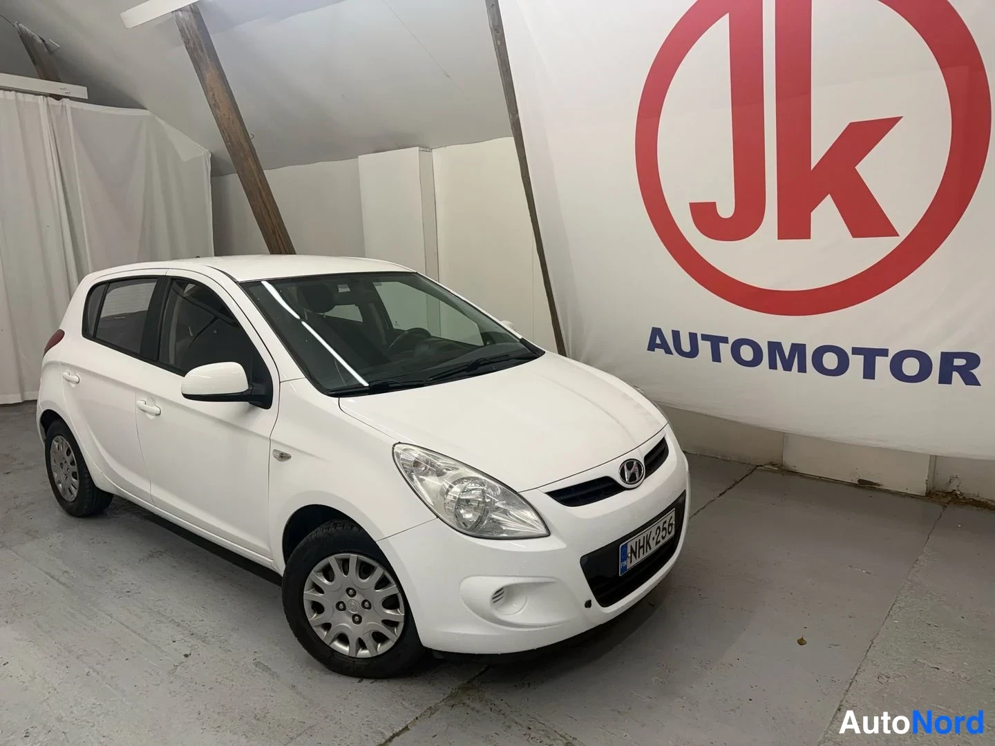 Vit Hyundai i20 2009, snett framifrån, fronten åt höger, bild 4