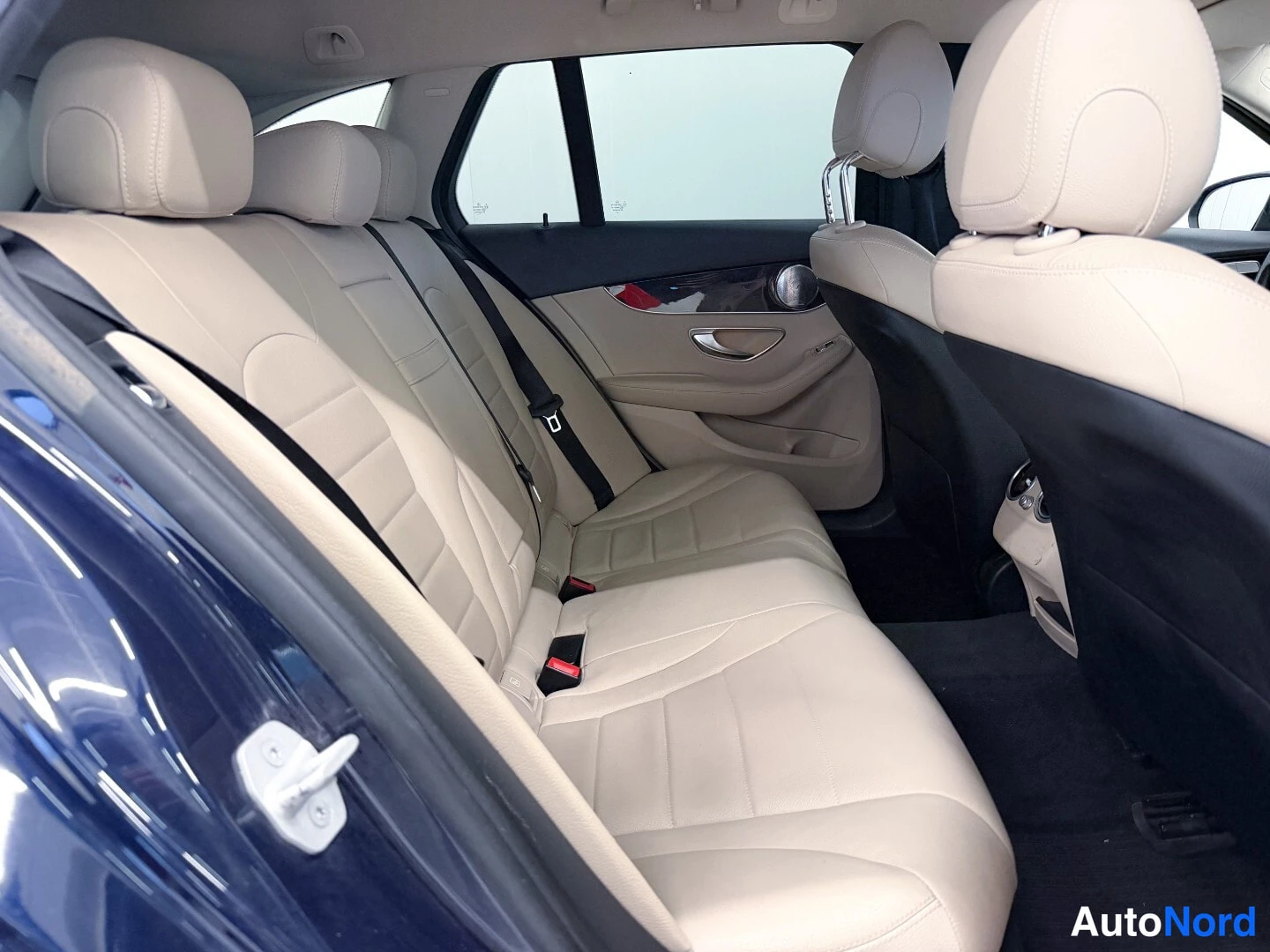 Sininen Mercedes-Benz C 2016, takaistuimet, kuva 14