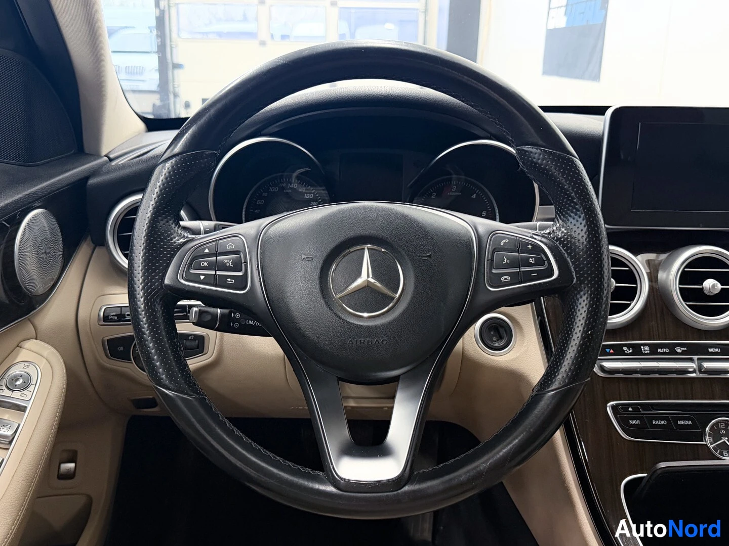 Sininen Mercedes-Benz C 2016, ohjaamo, kuva 9