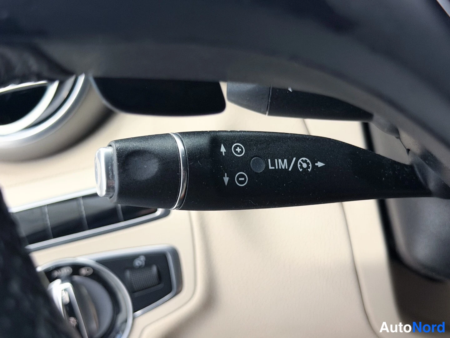 Sininen Mercedes-Benz C 2016, yksityiskohta, kuva 17