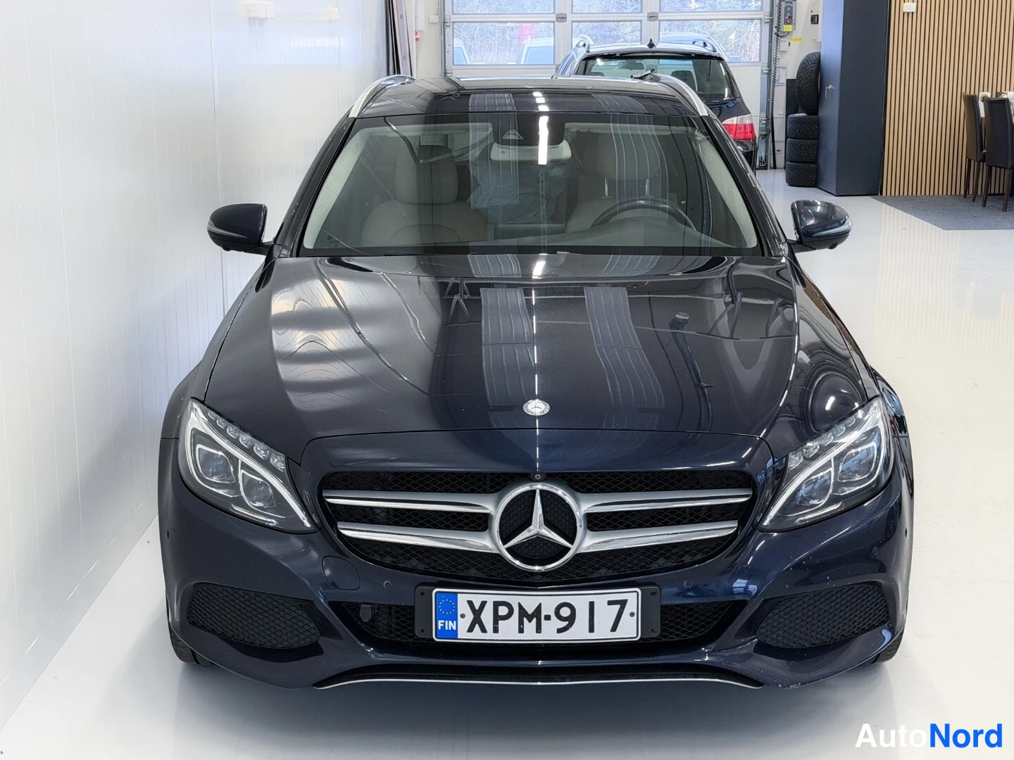Sininen Mercedes-Benz C 2016, edestä, kuva 3