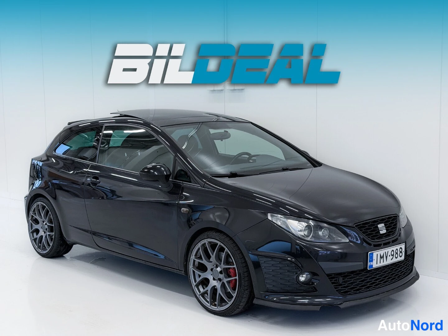 Musta Seat Ibiza 2010, etuviisto, keula oikealle, kuva 2