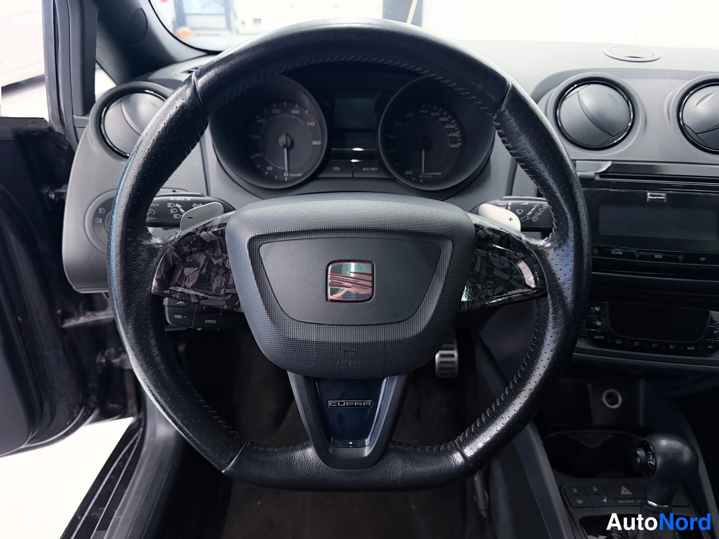 Musta Seat Ibiza 2010, ohjaamo, kuva 8