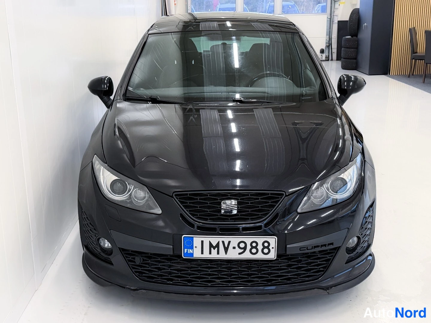 Musta Seat Ibiza 2010, edestä, kuva 3