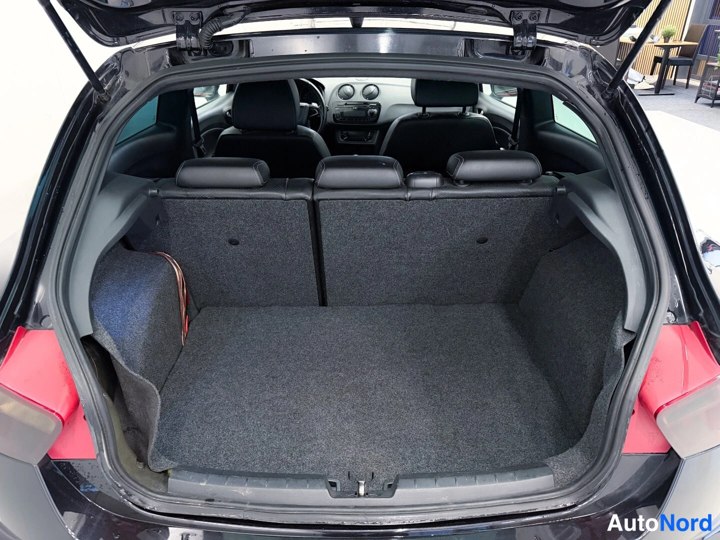 Musta Seat Ibiza 2010, tavaratila, kuva 13