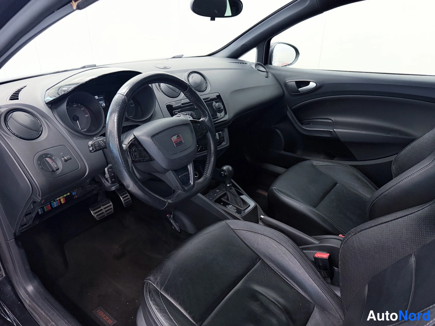 Musta Seat Ibiza 2010, ohjaamo, kuva 7