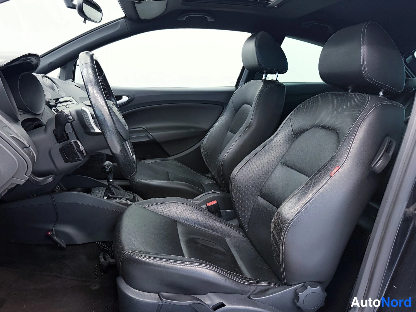 Musta Seat Ibiza 2010, etuistuimet, kuva 9