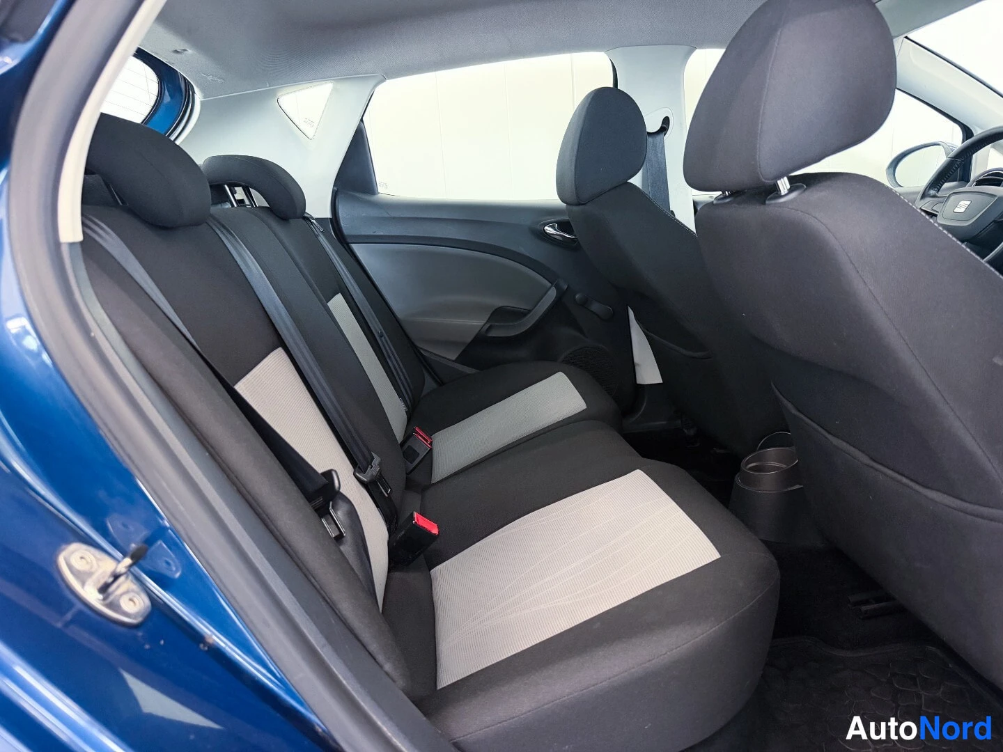 Sininen Seat Ibiza 2013, takaistuimet, kuva 12