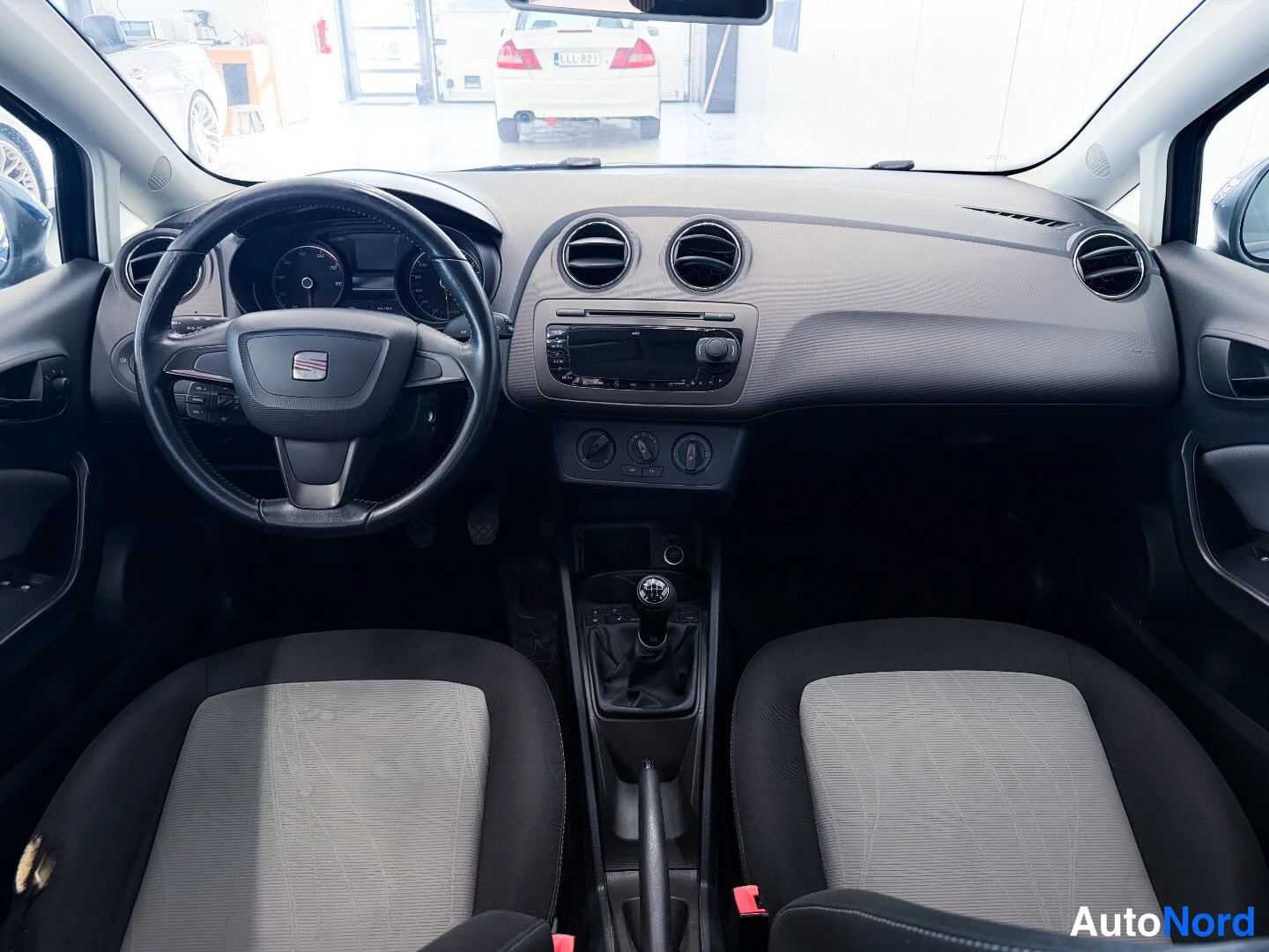 Sininen Seat Ibiza 2013, ohjaamo, kuva 8