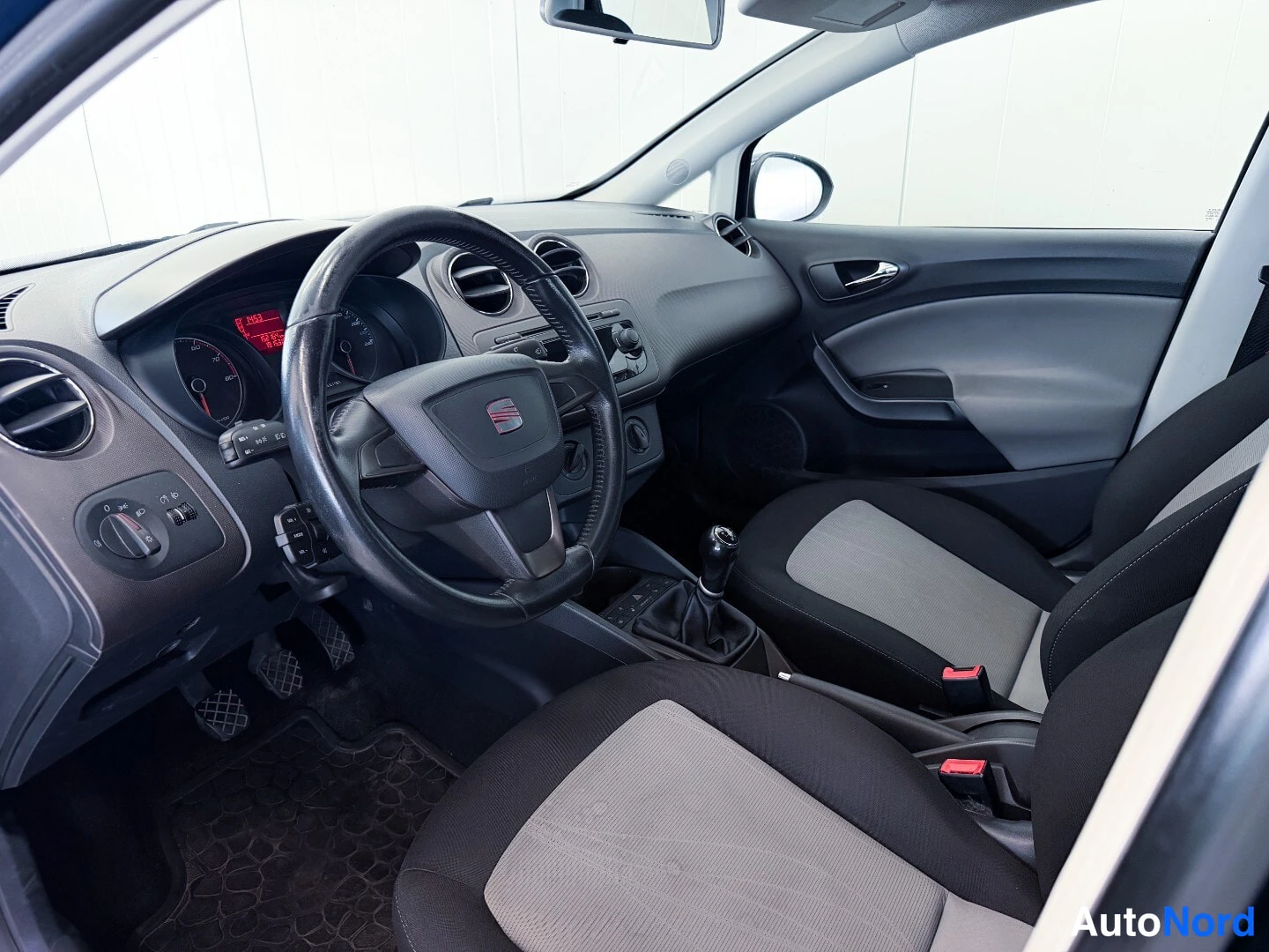 Sininen Seat Ibiza 2013, ohjaamo, kuva 7