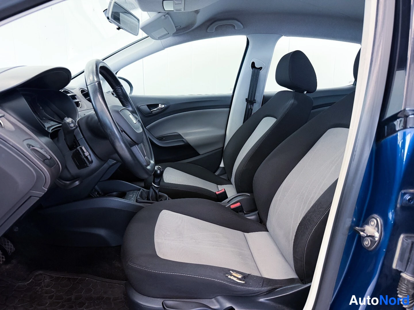 Sininen Seat Ibiza 2013, etuistuimet, kuva 9