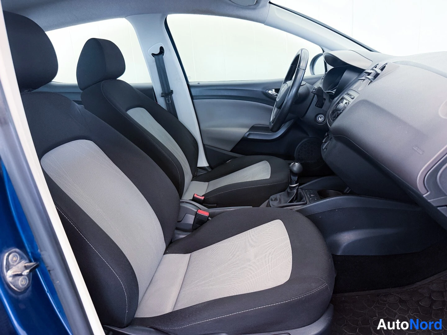 Sininen Seat Ibiza 2013, etuistuimet, kuva 10