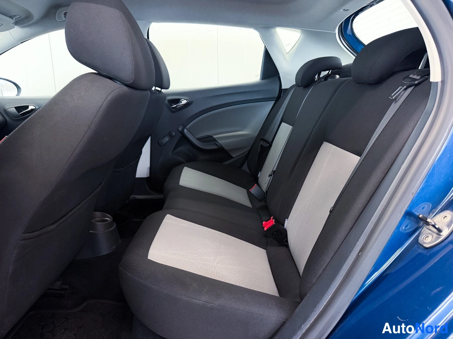 Sininen Seat Ibiza 2013, takaistuimet, kuva 11