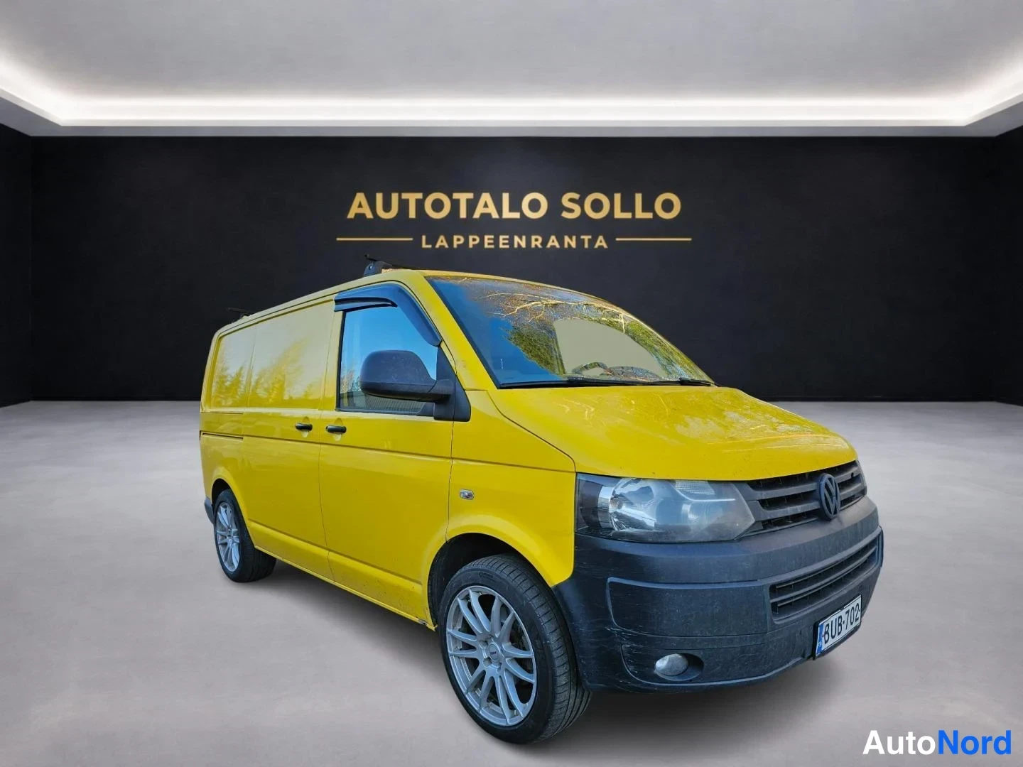 Keltainen Volkswagen Transporter 2013, etuviisto, keula oikealle, kuva 2