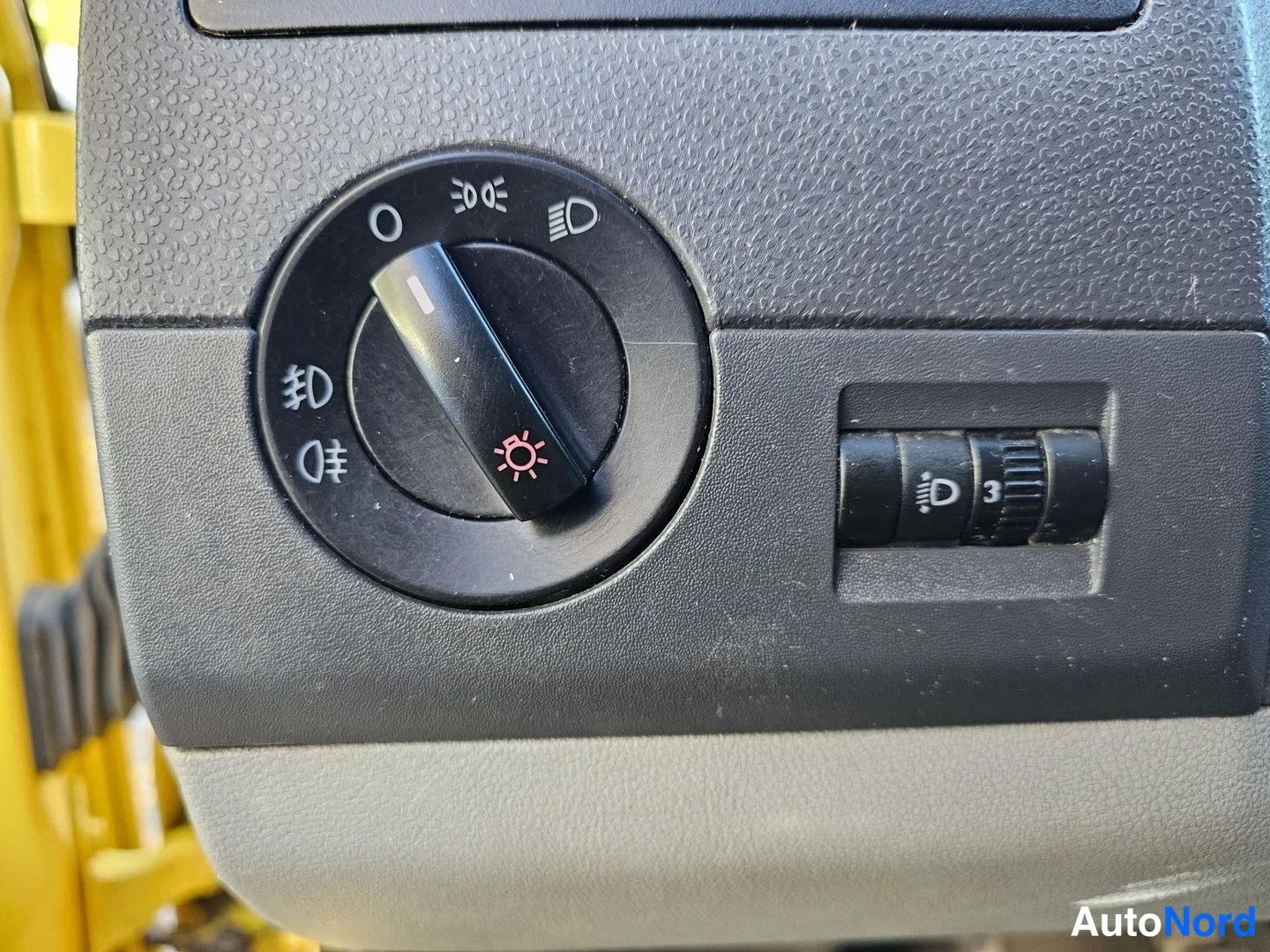Keltainen Volkswagen Transporter 2013, yksityiskohta, kuva 7